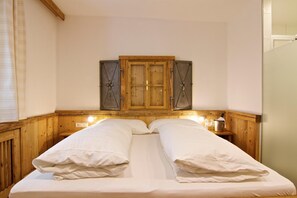 Allergikerbettwaren, Schreibtisch, Verdunkelungsvorhänge