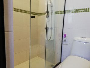 Deluxe House, Multiple Beds, Accessible, Non Smoking | Bathroom | Shower, hydromassage showerhead, free toiletries, hair dryer
