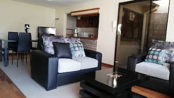 Deluxe House, Berbilang Katil, Accessible, Non Smoking | Ruang tamu | 32 inci televisyen LED dengan digital, TV, pendiangan