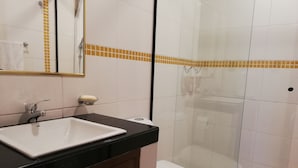 Deluxe House, Multiple Beds, Accessible, Non Smoking | Bathroom | Shower, hydromassage showerhead, free toiletries - Casa Moderna de Lujo (Cochabamba)