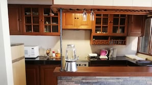 Deluxe House, Multiple Beds, Accessible, Non Smoking | Private kitchen | Coffee/tea maker, fridge, microwave, oven - Casa Moderna de Lujo (Cochabamba)