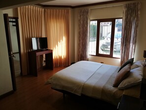 Deluxe House, Multiple Beds, Accessible, Non Smoking | 3 bedrooms, premium bedding, down comforters, desk
