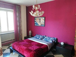 Appartamento Superior, 1 camera da letto (Left) | Biancheria da letto ipoallergenica, copriletto in piuma, una scrivania