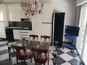 Apartament superior, 1 dormitori (Left) | Cuina privada | Frigorífic gran, microones, cafetera exprés i cafetera i tetera 