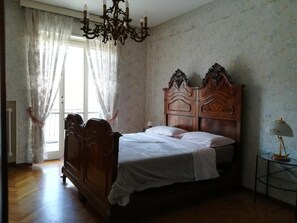 Biancheria da letto ipoallergenica, copriletto in piuma, una scrivania