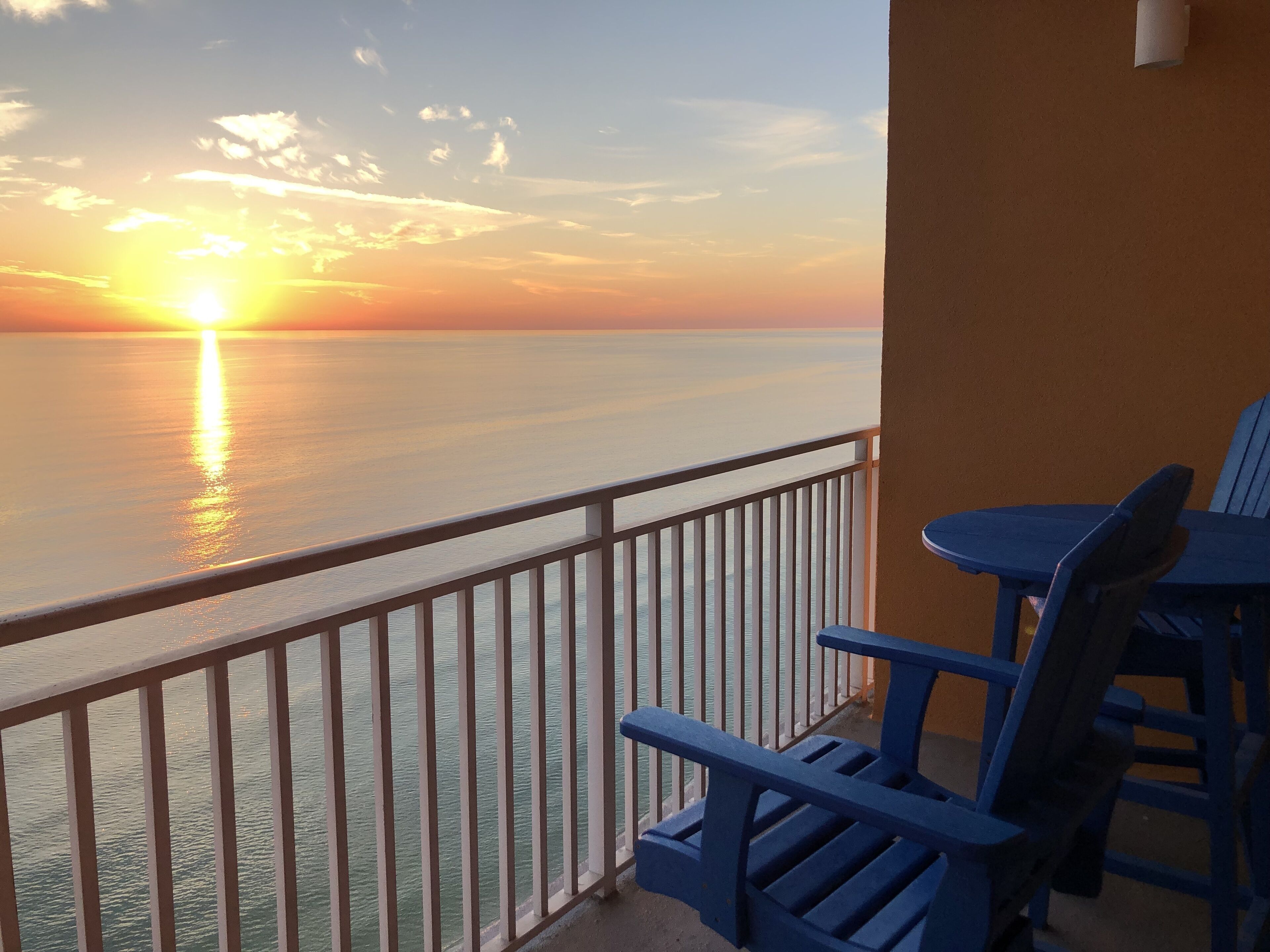Splash! Beachfront 2B / 2bath Family Vacation Condo!