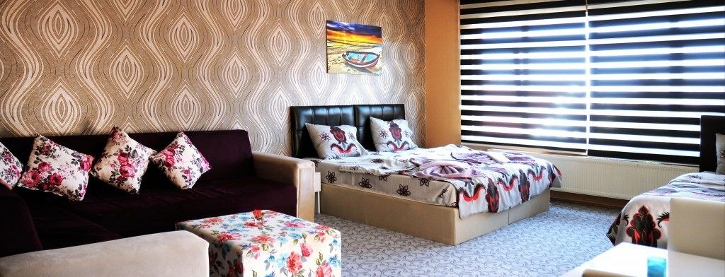 Apartamento familiar, fumadores, vistas a la ciudad | Zona de estar | Una televisión LCD