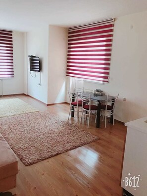 Familienapartment, Raucher, Stadtblick | Essbereich im Zimmer
