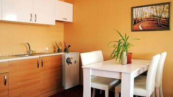 Apartemen Keluarga, Boleh Merokok, pemandangan kota | Dapur pribadi | Lemari es besar, kompor, dan ketel listrik