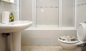 Perhehuoneisto, tupakointi sallittu, kaupunkinäköala | Kylpyhuone | Suihku, ilmaiset hygieniatuotteet, hiustenkuivaaja, tohvelit
