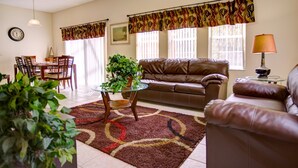 Comfort 4 Bedroom Townhome with Pool | ห้องนั่งเล่น