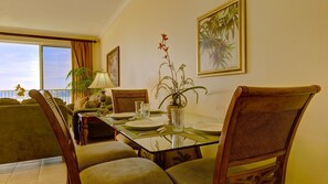 Club 1 Bedroom Villa with Pool Access | In-room dining