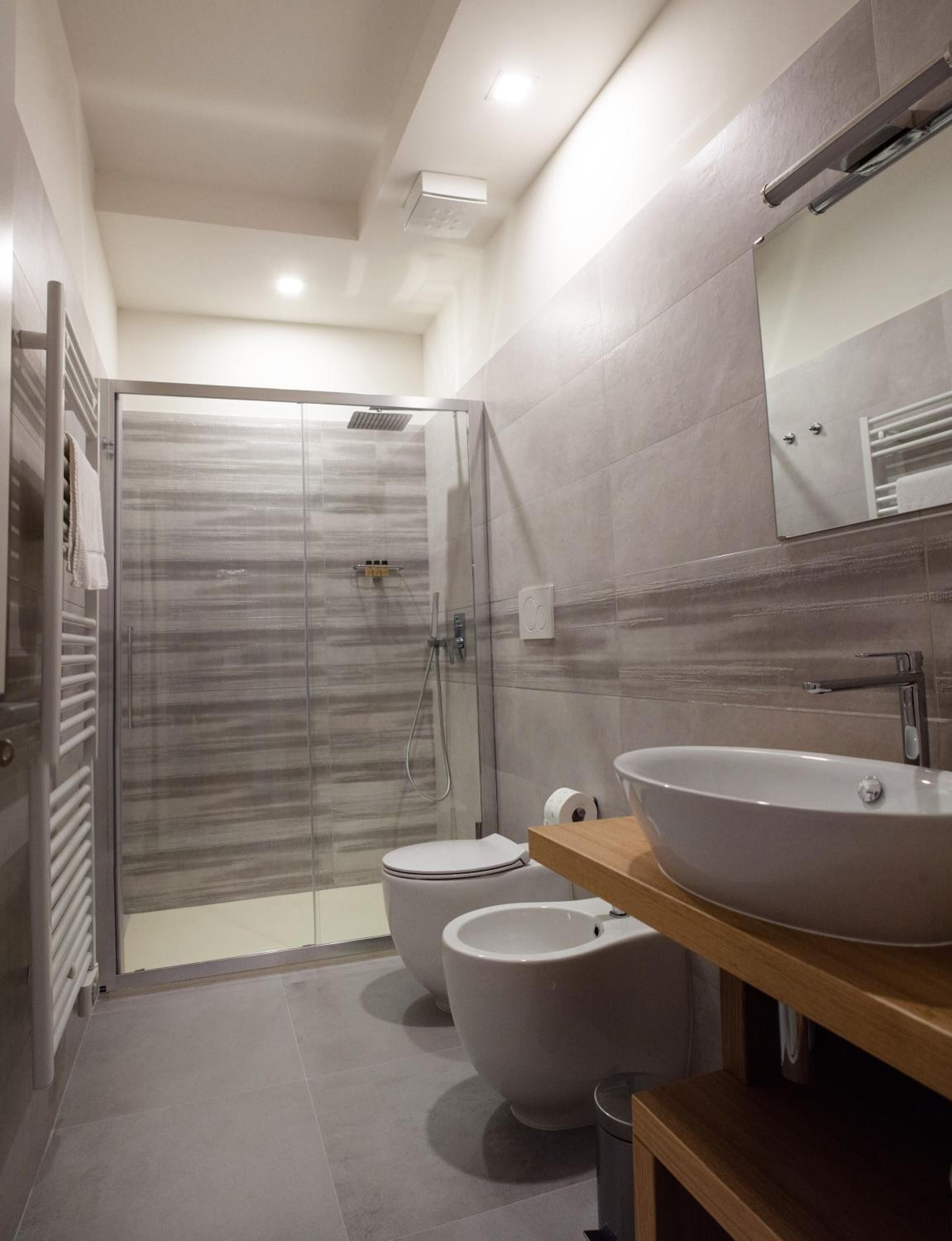 Dusche, Bidet, Handtücher