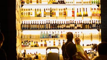 Un bar con estantes llenos de botellas de licor.