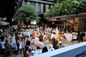 Outdoor dining - The Click Clack Hotel Medellin (Medellín)