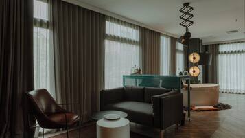 Suite Deluxe (2XL) | Minibar, caja fuerte, escritorio y cortinas opacas