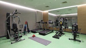A gym with treadmills, elliptical machines, and free weights. - ibis Styles Istanbul Atasehir (Istanbul)