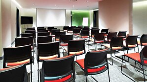 A conference room with rows of chairs, a projector, and a whiteboard. - ibis Styles Istanbul Atasehir (Istanbul)