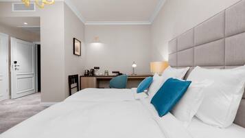 Ropa de cama de alta calidad y caja de seguridad en la habitación