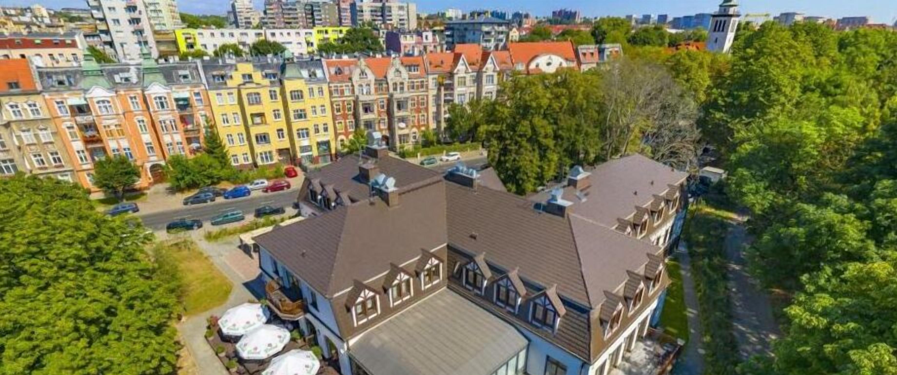 Een meerlaags gebouw met een plat dak en een balkon.