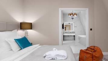 Hochwertige Bettwaren, Zimmersafe, Schreibtisch, Verdunkelungsvorhänge