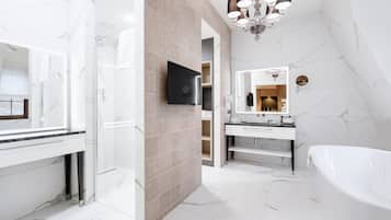 Douche, douche hydromassante, sĂšche-cheveux, chaussons
