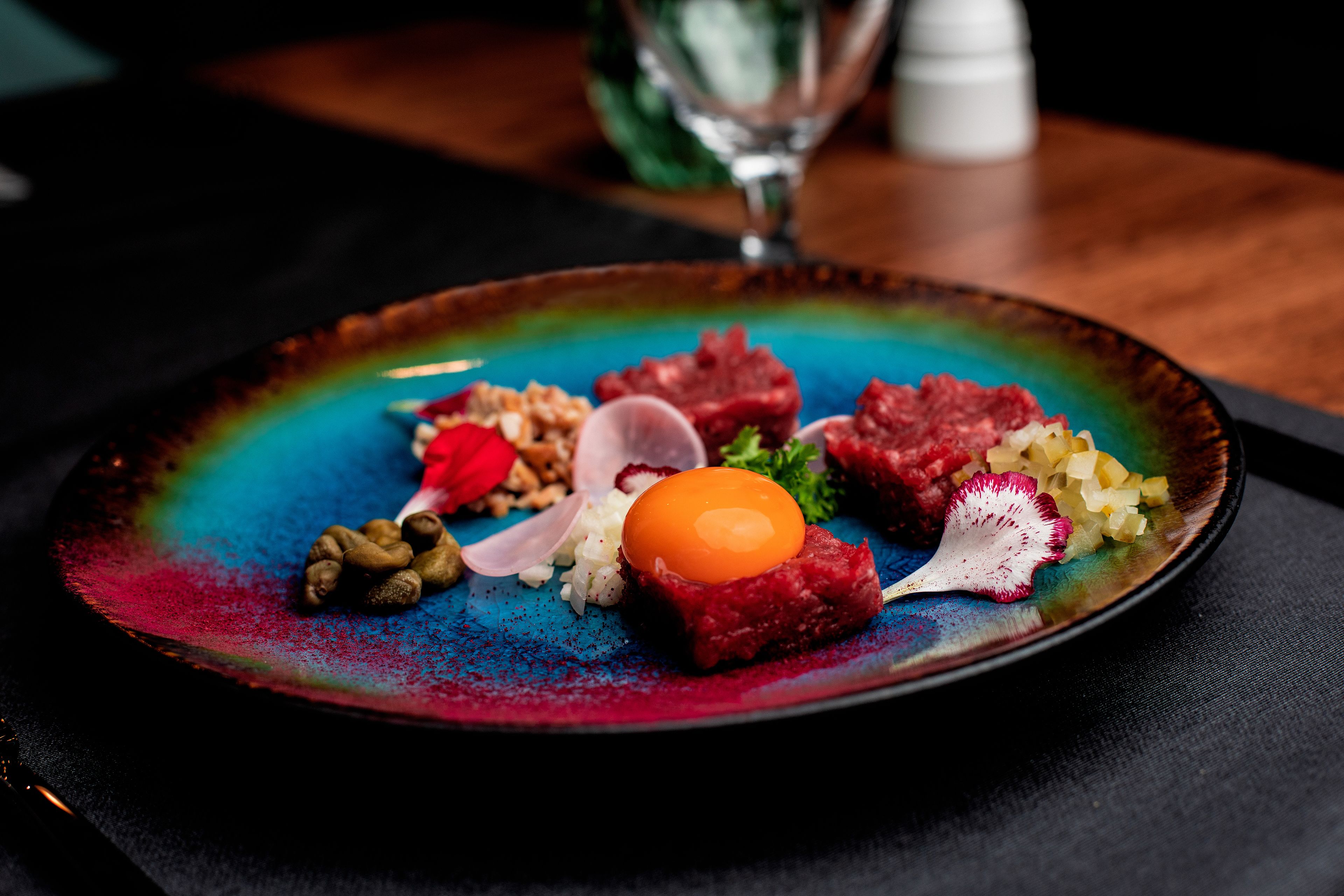 Un plato colorido con diferentes alimentos.
