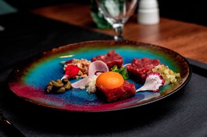 Un plato colorido con diferentes alimentos.