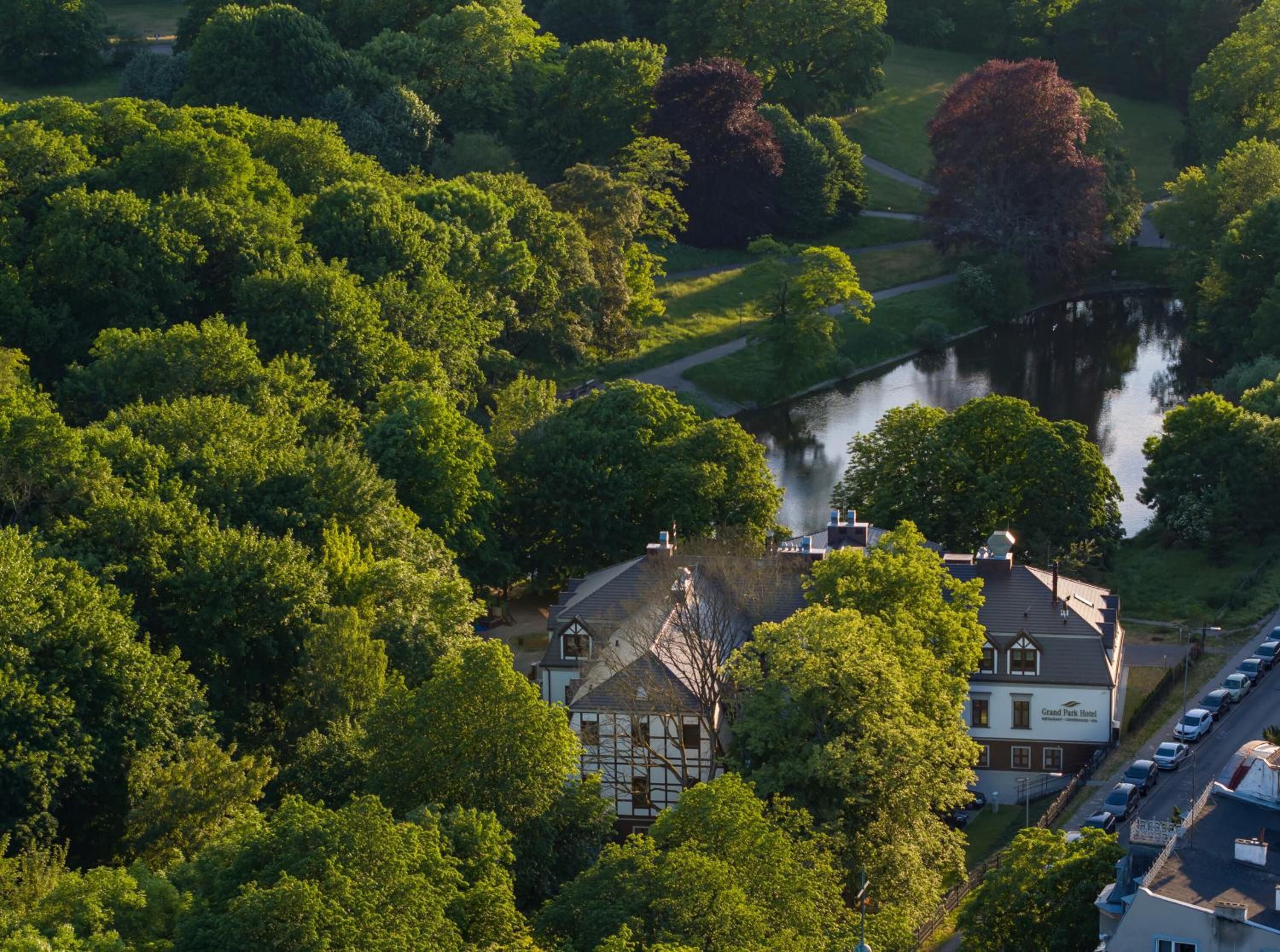 Ein Hotel im traditionellen Baustil, umgeben von üppigem Grün und einem Fluss.