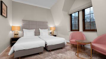 Rom – deluxe, 2 enkeltsenger | Sengetøy av topp kvalitet, safe på rommet og skrivebord