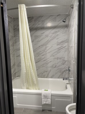 Combined shower/bathtub, hydromassage showerhead, hair dryer, towels - Executive Inn (Mount Pleasant)