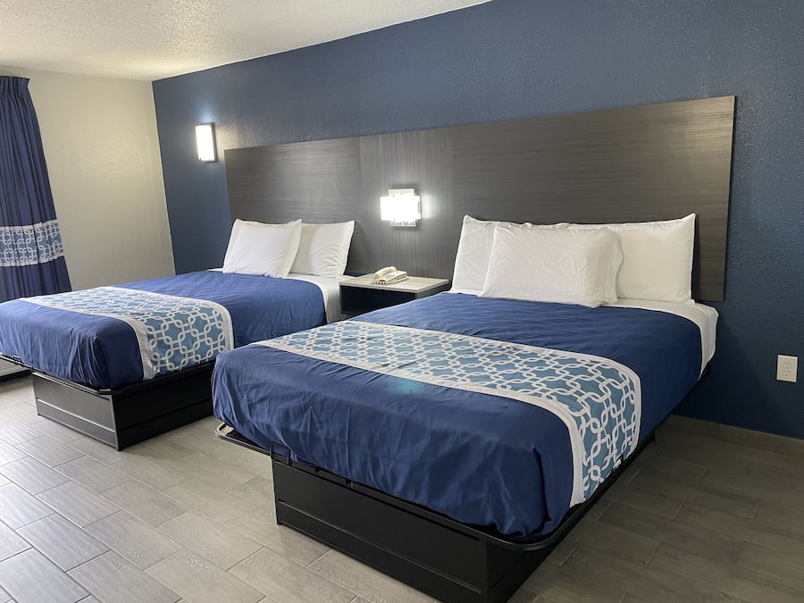 Kamar Eksklusif, 2 Tempat Tidur Queen | Tirai kedap cahaya, setrika/meja setrika, Wi-Fi gratis, dan seprai linen