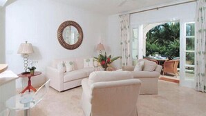 TV, DVD player - Schooner Bay 112 - Condo Moonshine (Speightstown)