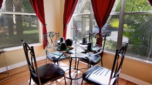Premier Condo,1 Bedroom with Pool Access | In-room dining