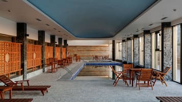 Inomhuspool med öppettider 08.00 till 20.00, och livvakter på plats