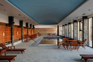 室内游泳池，08:00 至 20:00 开放，现场救生员