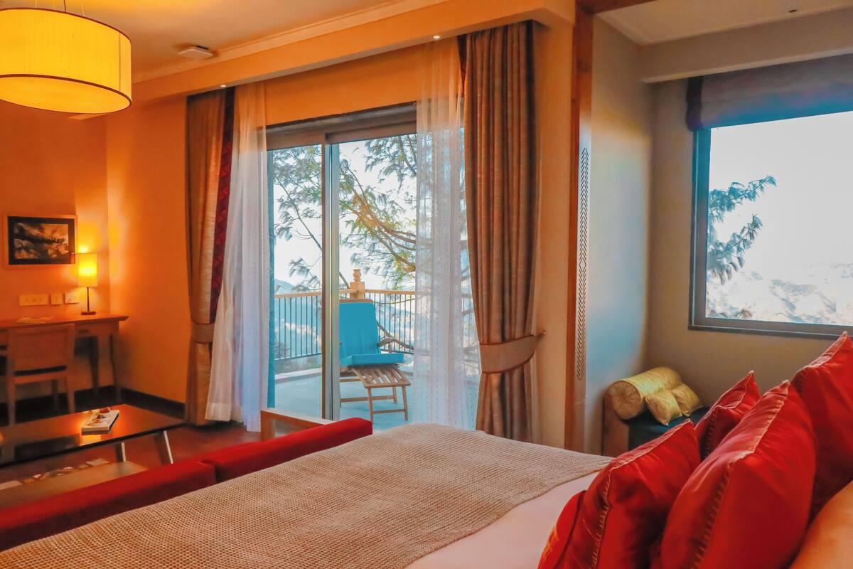 luxury room, 1 king bed | minibar, in-room safe, desk, laptop workspace