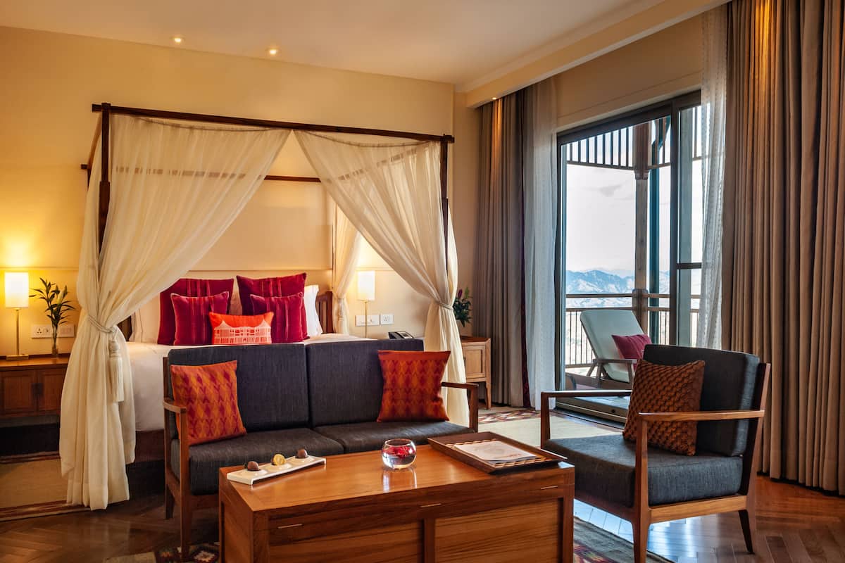 suite, 1 double bed | minibar, in-room safe, desk, laptop workspace