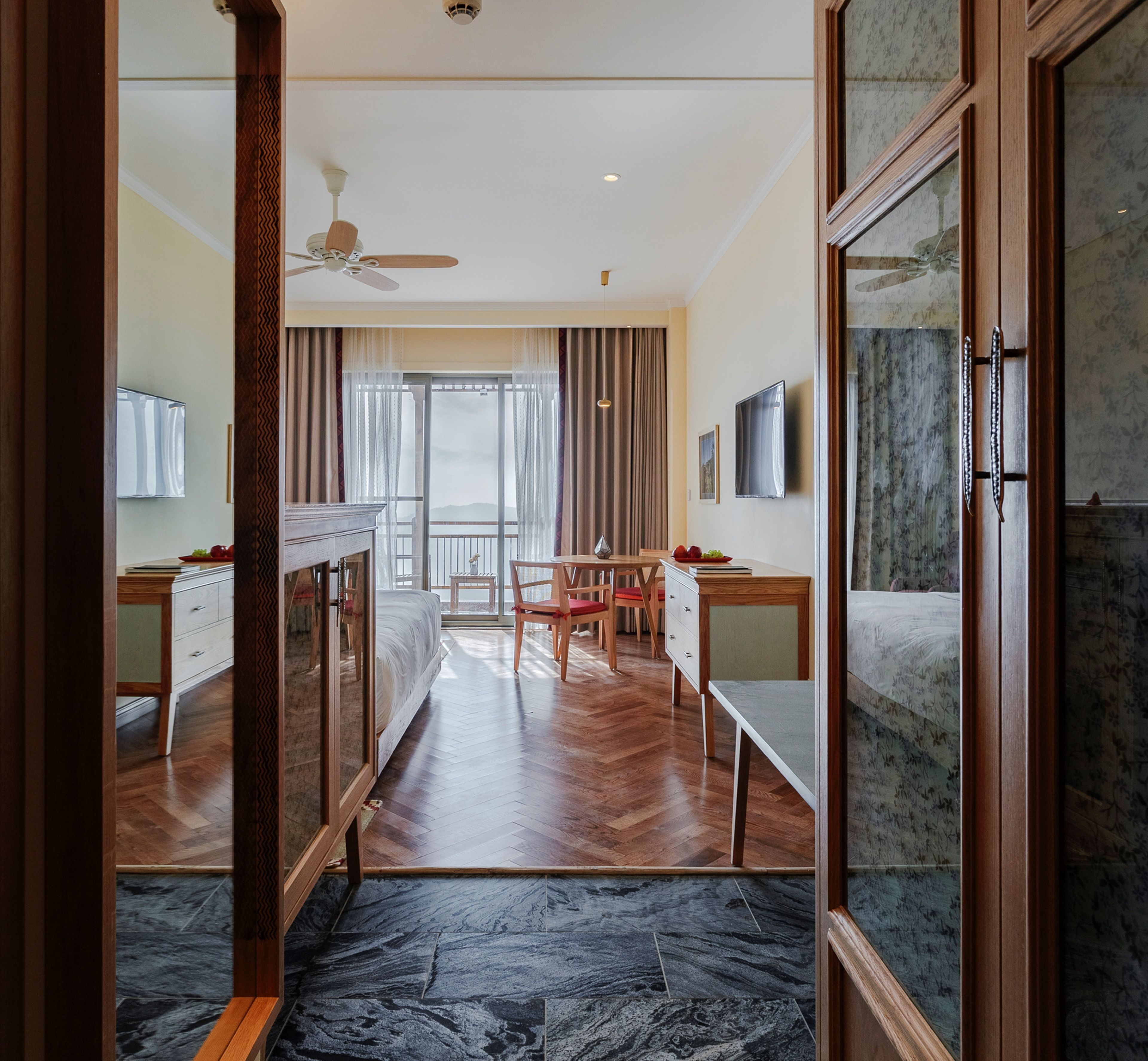 minibar, in-room safe, desk, laptop workspace