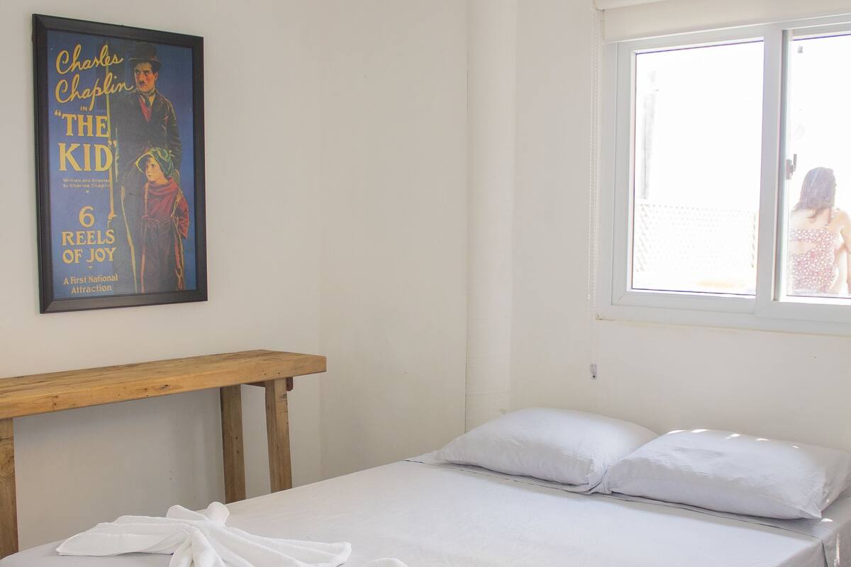 Iron/ironing board, bed sheets