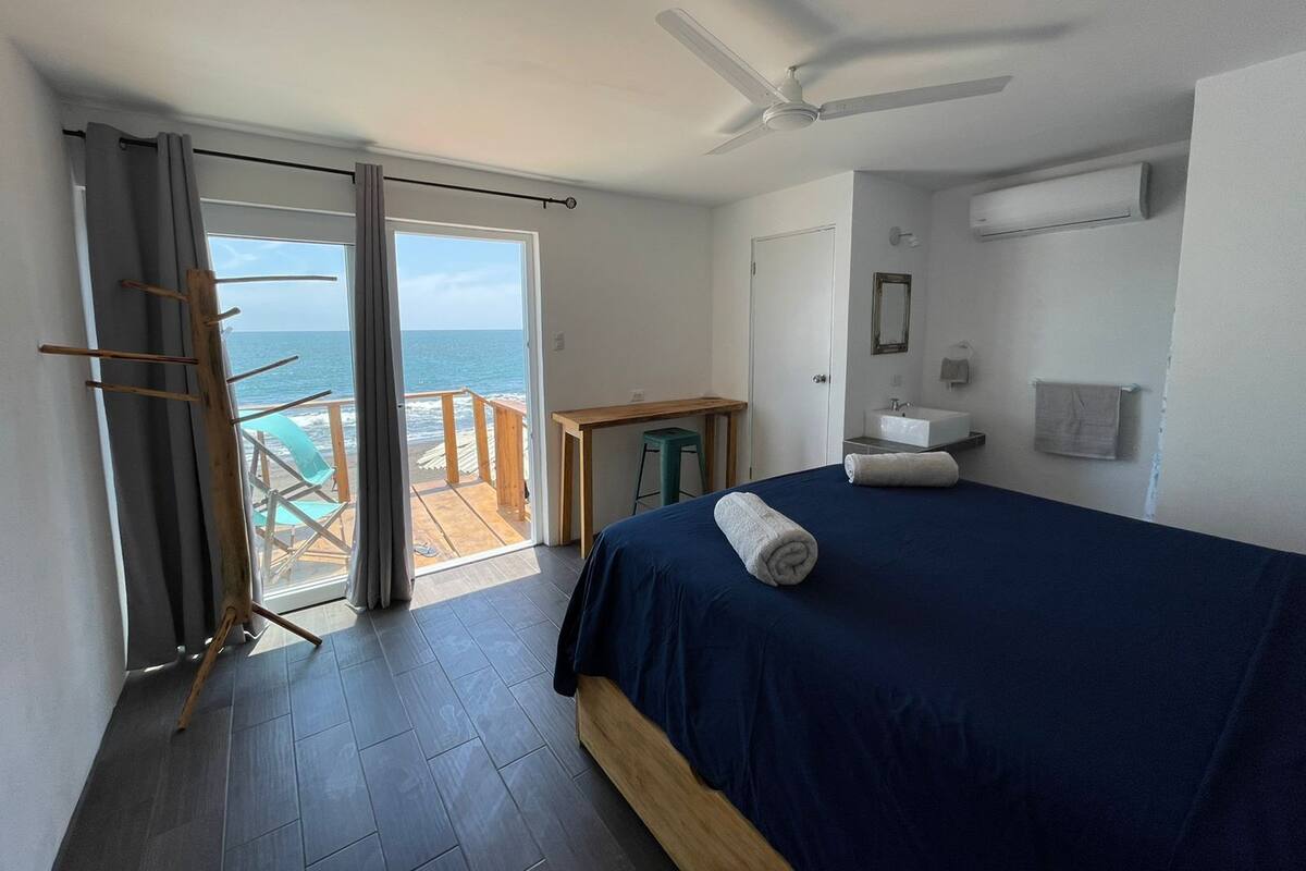 Deluxe Triple Room | Iron/ironing board, bed sheets