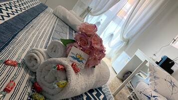 Bureau, chambres insonorisées, Wi-Fi, draps fournis