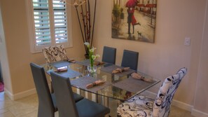 Signature 5 Bedroom Vacation Home with Pool | In-room dining - The Wakefield Vacation Home with Pool (Kissimmee)
