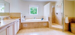 Jetted tub - Stanford House (Paynes Bay)