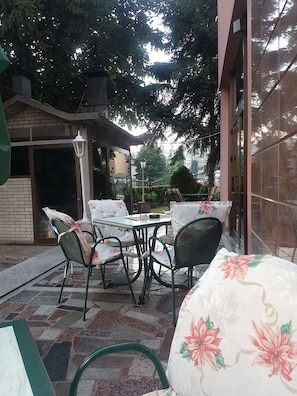 Lobby sitting area - Hotel Maxi (Sarajevo)