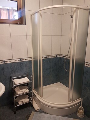 Dusche, kostenlose Toilettenartikel, Haartrockner, Handtücher
