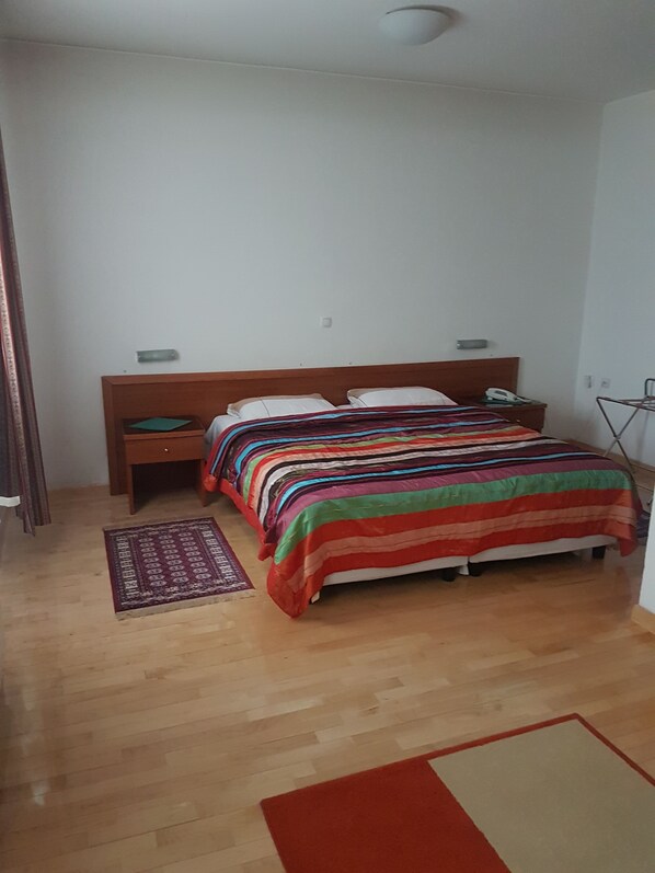 Caja de seguridad en la habitación, insonorización y wifi gratis 