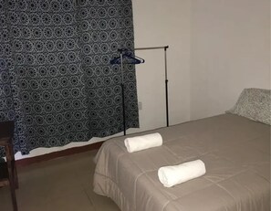 Tabla de planchar con plancha, wifi gratis y ropa de cama 