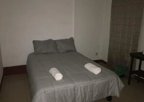 Tabla de planchar con plancha, wifi gratis y ropa de cama 