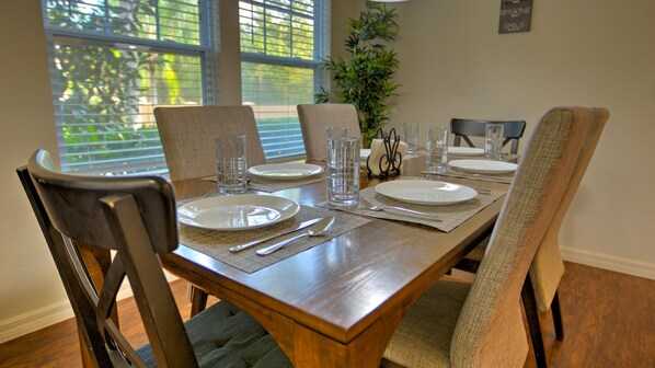 Luxury 4 Bedroom Villa with Pool Access | In-room dining - Lincoln Townhome at Lucaya Resort (Kissimmee)